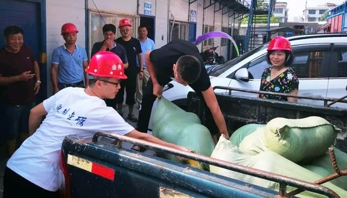 炎炎夏日送清涼，滴滴關懷暖人心